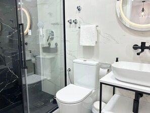 Secadora de cabello, toallas, jabón, papel de baño 