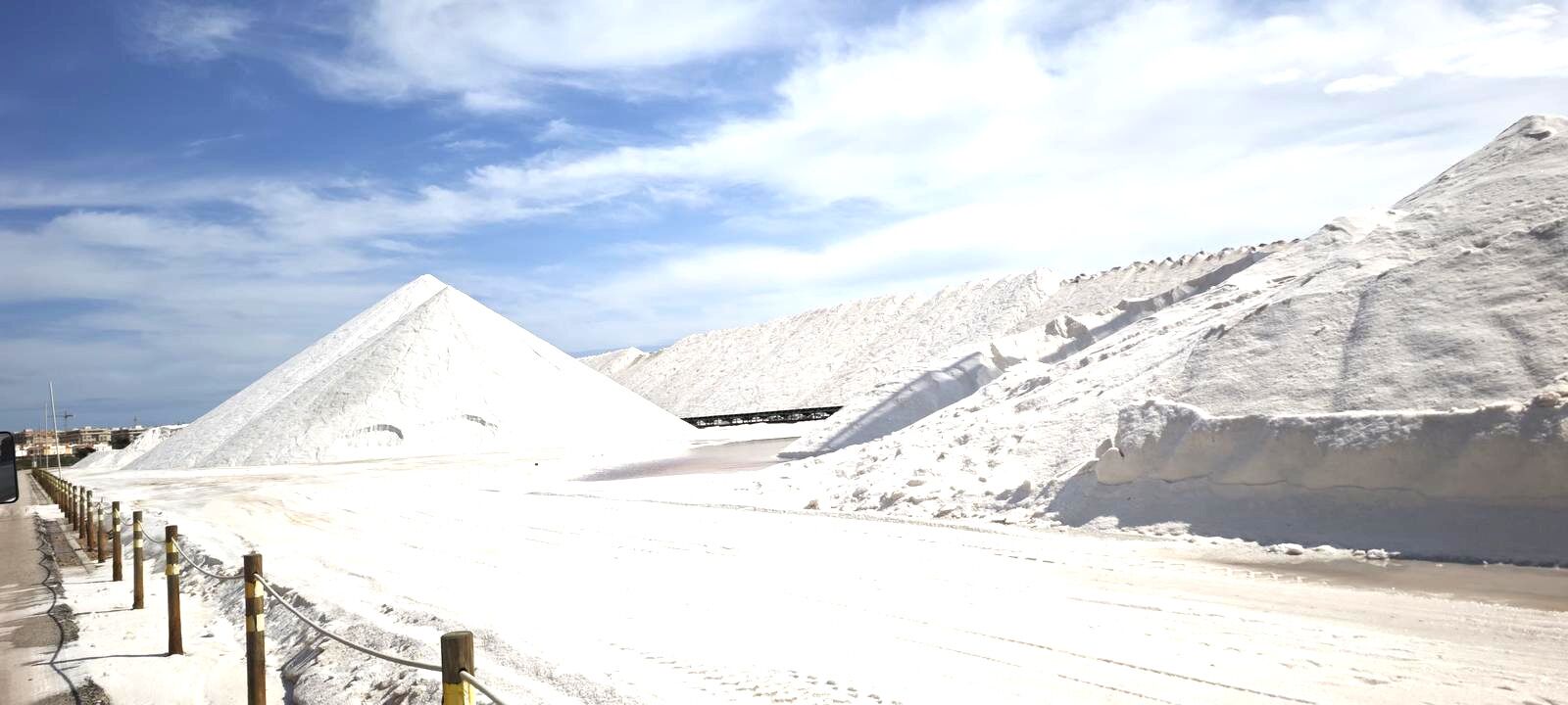 Un paysage enneigé avec des pyramides et une route pavée.