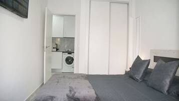 1 slaapkamer, een strijkplank/strijkijzer, wifi, beddengoed