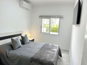 1 bedroom, iron/ironing board, WiFi, bed sheets - Bungalow by the pool with 2 terraces, maximum capacity for 4 people (Torrevieja)