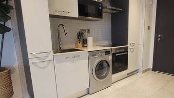 開放式套房, 城市景觀 | 私人廚房 | 大型冰箱、微波爐、烤箱、爐台