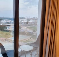 Studiosviitti, kaupunkinäköala | Työpöytä, kannettavalle tietokoneelle sopiva työtila, ilmainen Wi-Fi