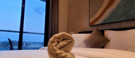 Escritorio, espacio para trabajar con laptop y wifi gratis