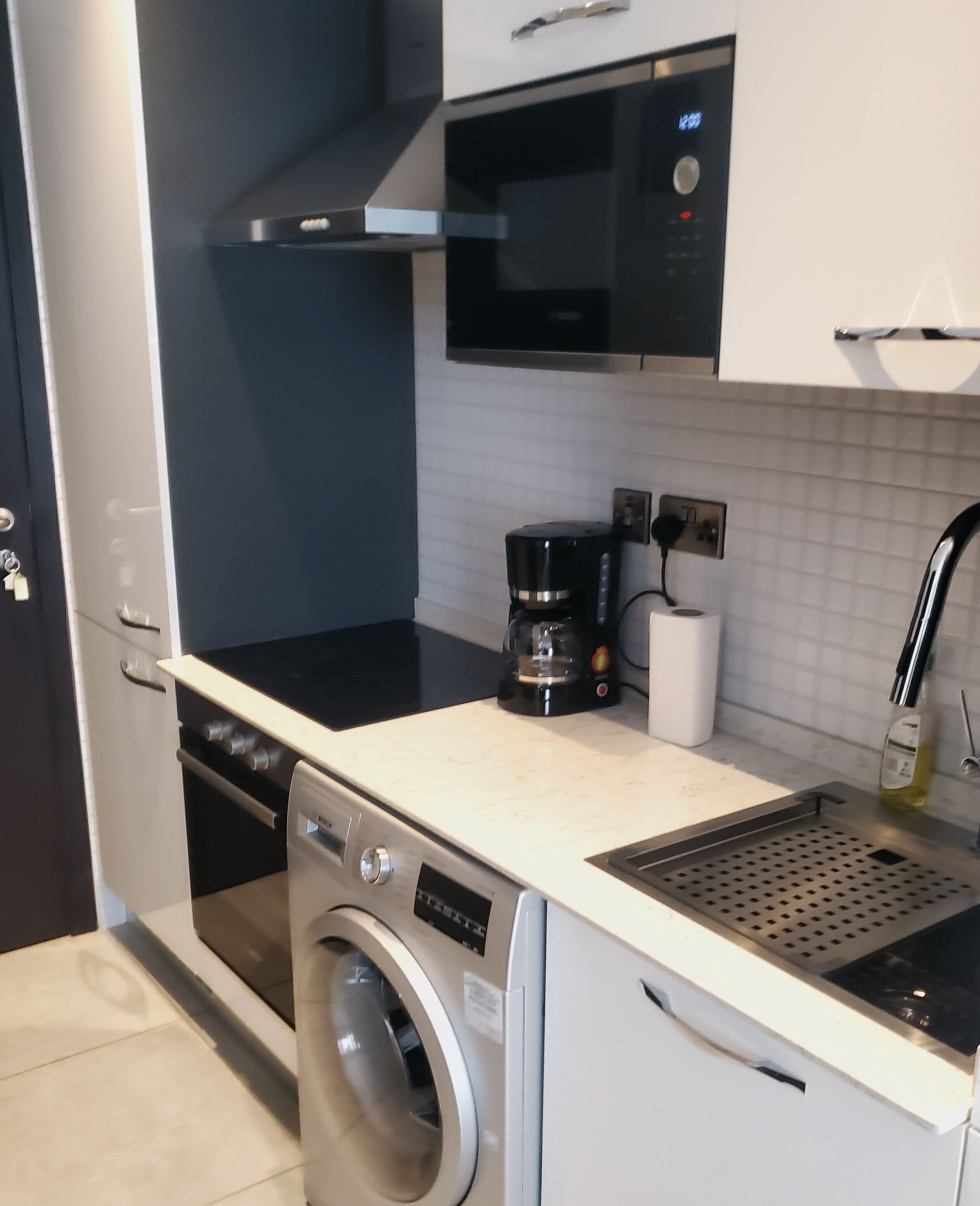 Studio Suite, City View | Private kitchen | Full-sized fridge, microwave, oven, stovetop