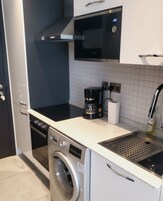 Studiosviitti, kaupunkinäköala | Yksityinen keittiö | Täysikokoinen jääkaappi, mikroaaltouuni, uuni, liesi