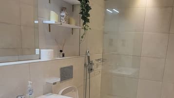 Studio Suite, City View | Bathroom | Free toiletries, towels, soap, shampoo
