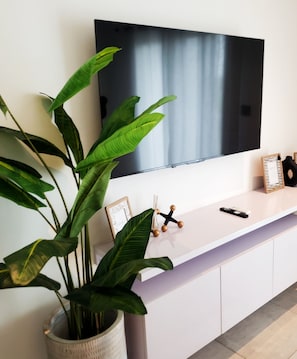 Suite estudio, vista a la ciudad | Escritorio, espacio para trabajar con laptop y wifi gratis