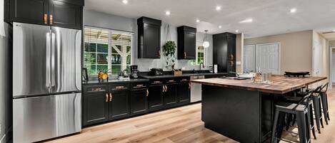 冷蔵庫、電子レンジ、オーブン、コンロ