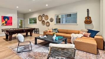 TV connectée, cheminée, livres