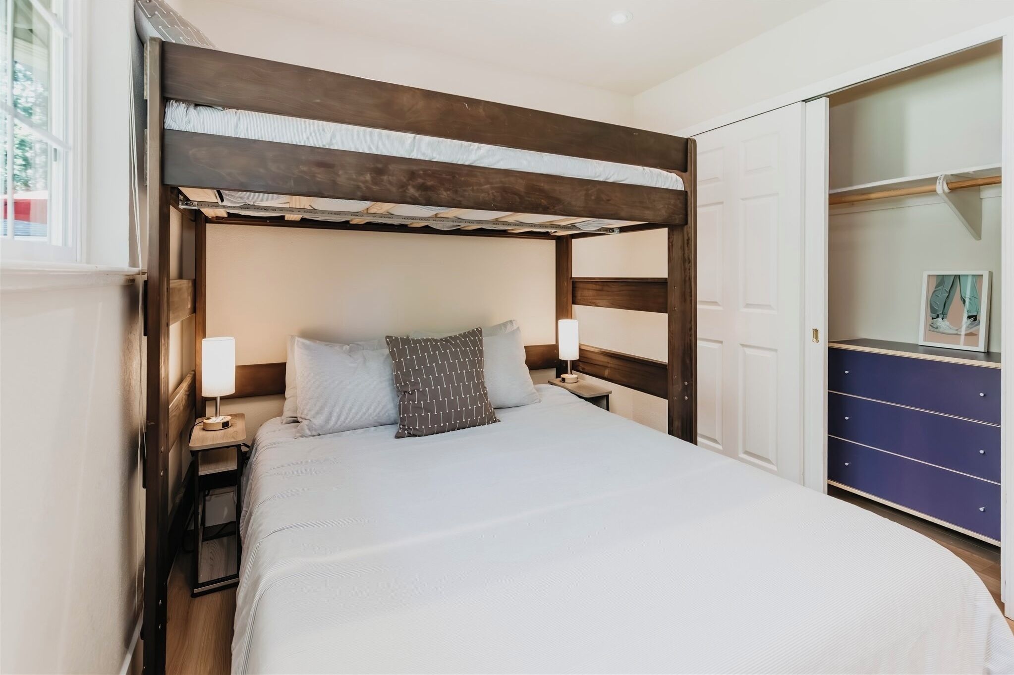 4 bedrooms, free WiFi, bed sheets, wheelchair access