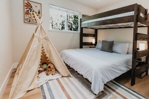 4 bedrooms, free WiFi, bed sheets, wheelchair access - Luxury Family Home Near Towns, Chef's Kitchen, Spa, Pool Table, Bocce Ball (Nevada City)