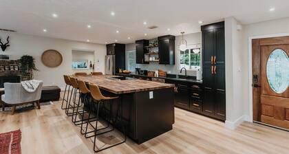 Luxury Family Home Near Towns, Chef's Kitchen, Spa, Pool Table, Bocce Ball