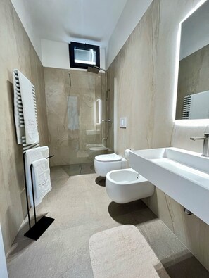 Douche, sèche-cheveux, bidet, serviettes fournies