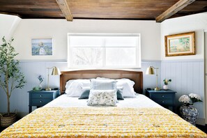 4 bedrooms, desk, iron/ironing board, travel crib