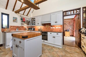 Cottage | Private kitchen - Holiday Home in Kent Near Scenic Parks (Faversham)