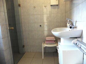 Sèche-cheveux, serviettes fournies, papier toilette