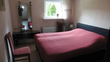 2 bedrooms, travel cot, free WiFi, bed sheets