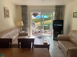 Een televisie, een dvd-speler en boeken