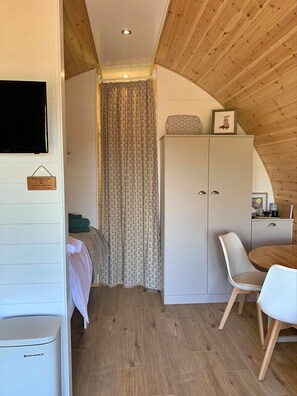 Chalet | Living room - Glamping Pod in Yorkshire Wolds Countryside (York)