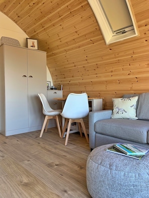 Chalet | Living room - Glamping Pod in Yorkshire Wolds Countryside (York)