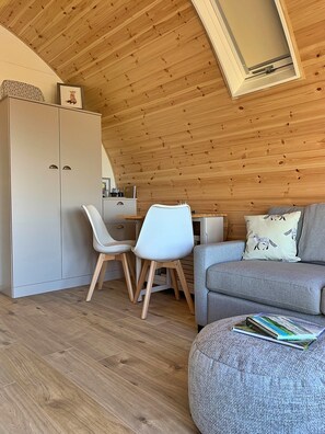 Chalet | Living room - Glamping Pod in Yorkshire Wolds Countryside (York)