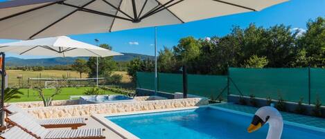 Et oppvarmet basseng