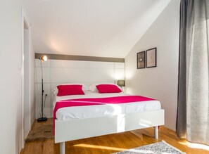 5 Schlafzimmer, Bügeleisen/Bügelbrett, Internetzugang, Bettwäsche