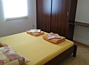 2 bedrooms, iron/ironing board, Internet, bed sheets