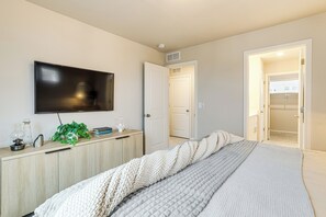 4 bedrooms, iron/ironing board, internet, bed sheets