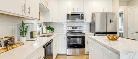 Fridge, microwave, stovetop, dishwasher
