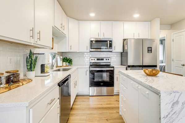 Fridge, microwave, stovetop, dishwasher