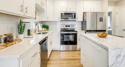 13 Mi to Dtwn Denver: Spacious Home w/ Balcony!