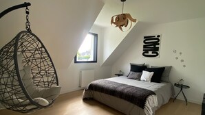 3 soverom, skrivebord, strykejern/-brett og reiseseng for barn