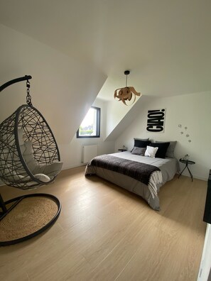 3 bedrooms, desk, iron/ironing board, travel crib