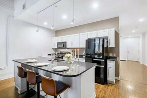 Fridge, microwave, oven, stovetop - This loft-style one-bedroom apartment in downtown’s Cultural District is ideal for traveling professionals and sports fans. Stay cozy and catch the game—Steelers Stadium is right around the corner. (Pittsburgh)