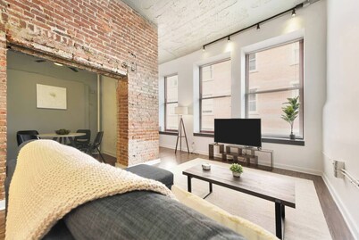 This apartment is a 1 bedroom(s), 1 bathrooms, located in Pittsburgh, PA.