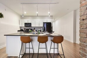 Frigorífico, microondas, horno y placa de cocina