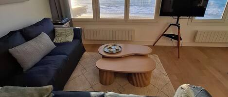 Smart-TV, bøker og stereoanlegg