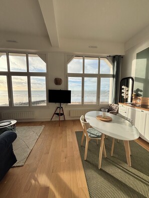 Dining - MAGNIFICENT NEW 2025 APARTMENT, COMFORTABLE AND BRIGHT, FACING THE SEA  (Agon-Coutainville)