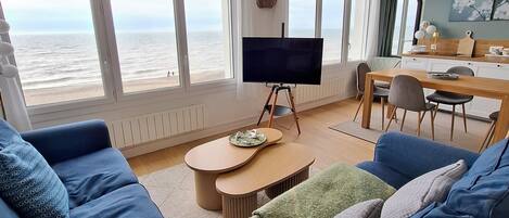 Smart TV, libros y estéreo