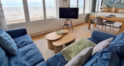 SEAFRONT 3*** LISTED APARTMENT BRIGHT ELEGANT & COMFORTABLE WELL-EQUIPPED