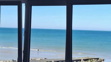 Plage, chaises longues