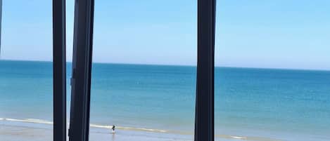 Plage, chaises longues