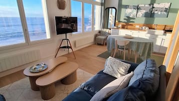 Smart-tv, boeken en een stereo