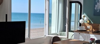 SEAFRONT 3*** LISTED APARTMENT BRIGHT ELEGANT & COMFORTABLE WELL-EQUIPPED 