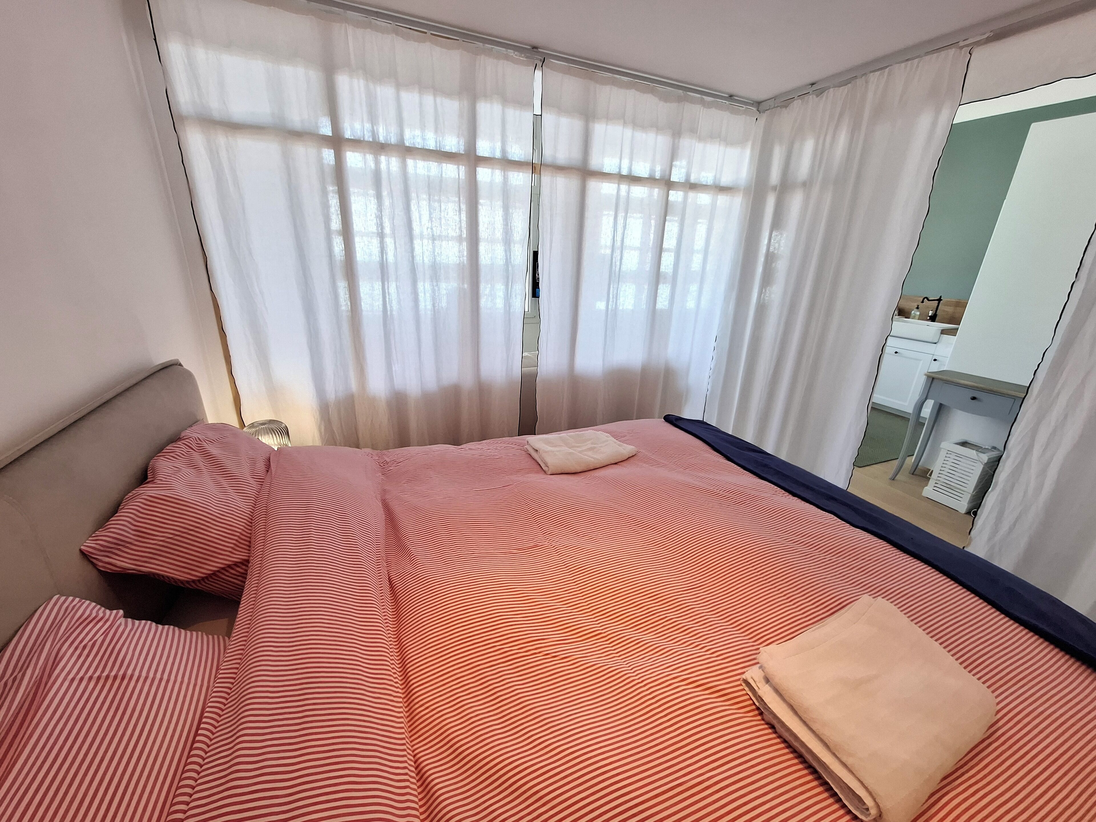 1 slaapkamer, een strijkplank/strijkijzer, gratis wifi, beddengoed