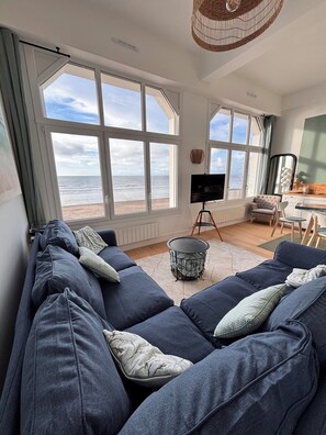 TV connectée, livres, chaîne hi-fi