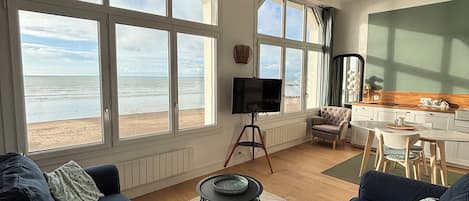 Smart TV, libros, estéreo