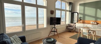 MAGNIFICENT NEW APARTMENT 2025 SPACIOUS COMFORTABLE & BRIGHT FACING THE SEA 