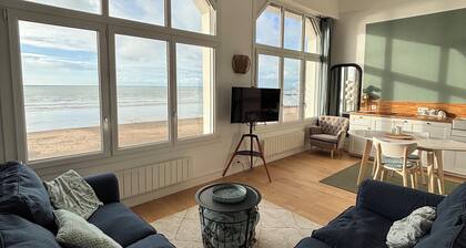 MAGNIFICENT NEW APARTMENT 2025 SPACIOUS COMFORTABLE & BRIGHT FACING THE SEA